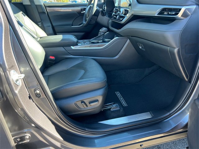 Used 2024 Toyota Highlander Platinum image 13