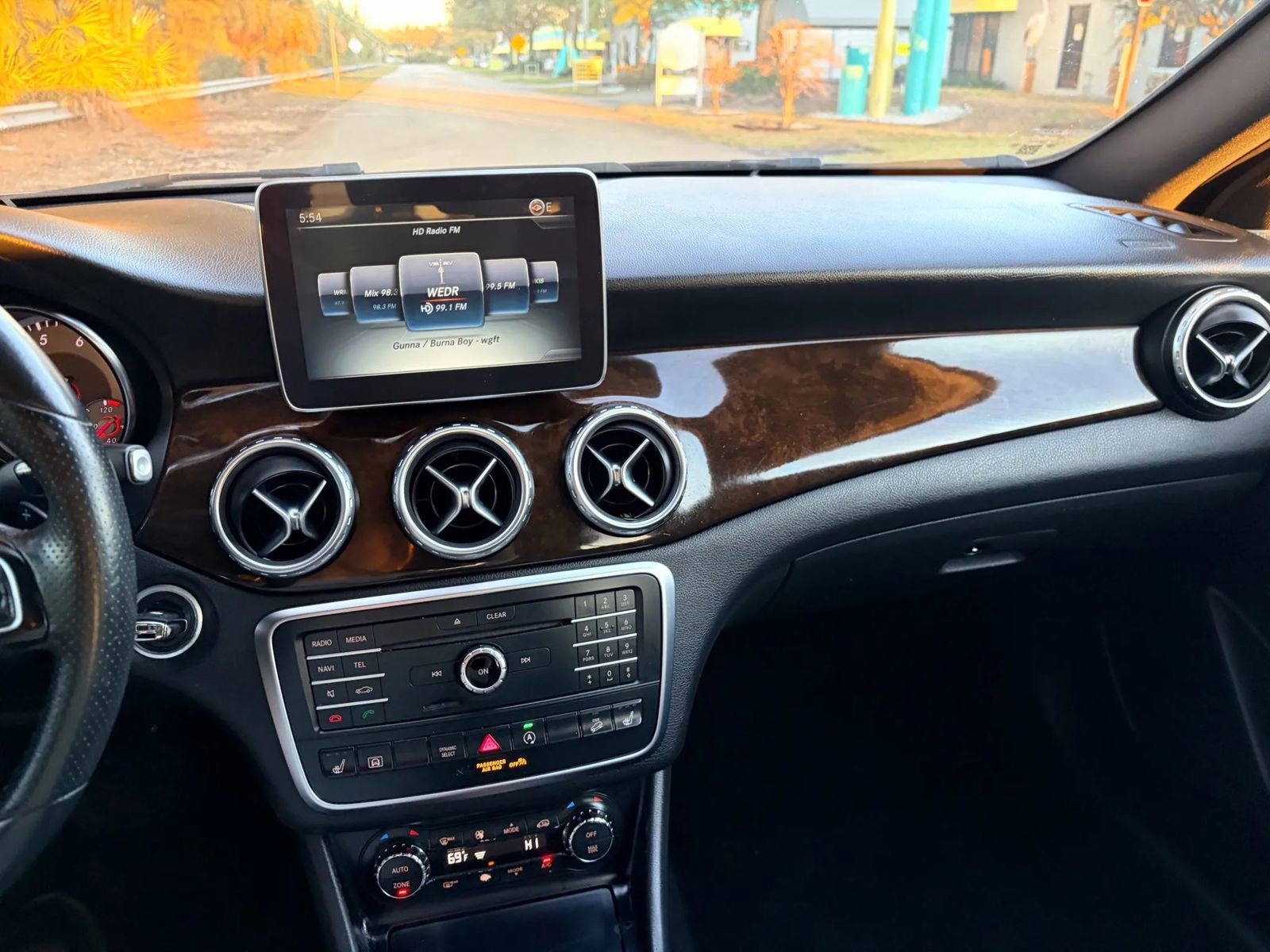 Used 2016 Mercedes-Benz GLA 250 4MATIC w/ Premium Package image 5