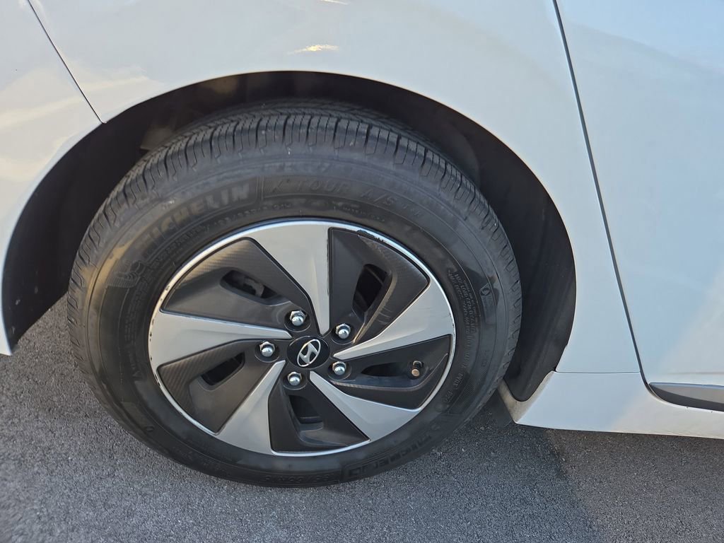 Used 2017 Hyundai Ioniq SEL image 3