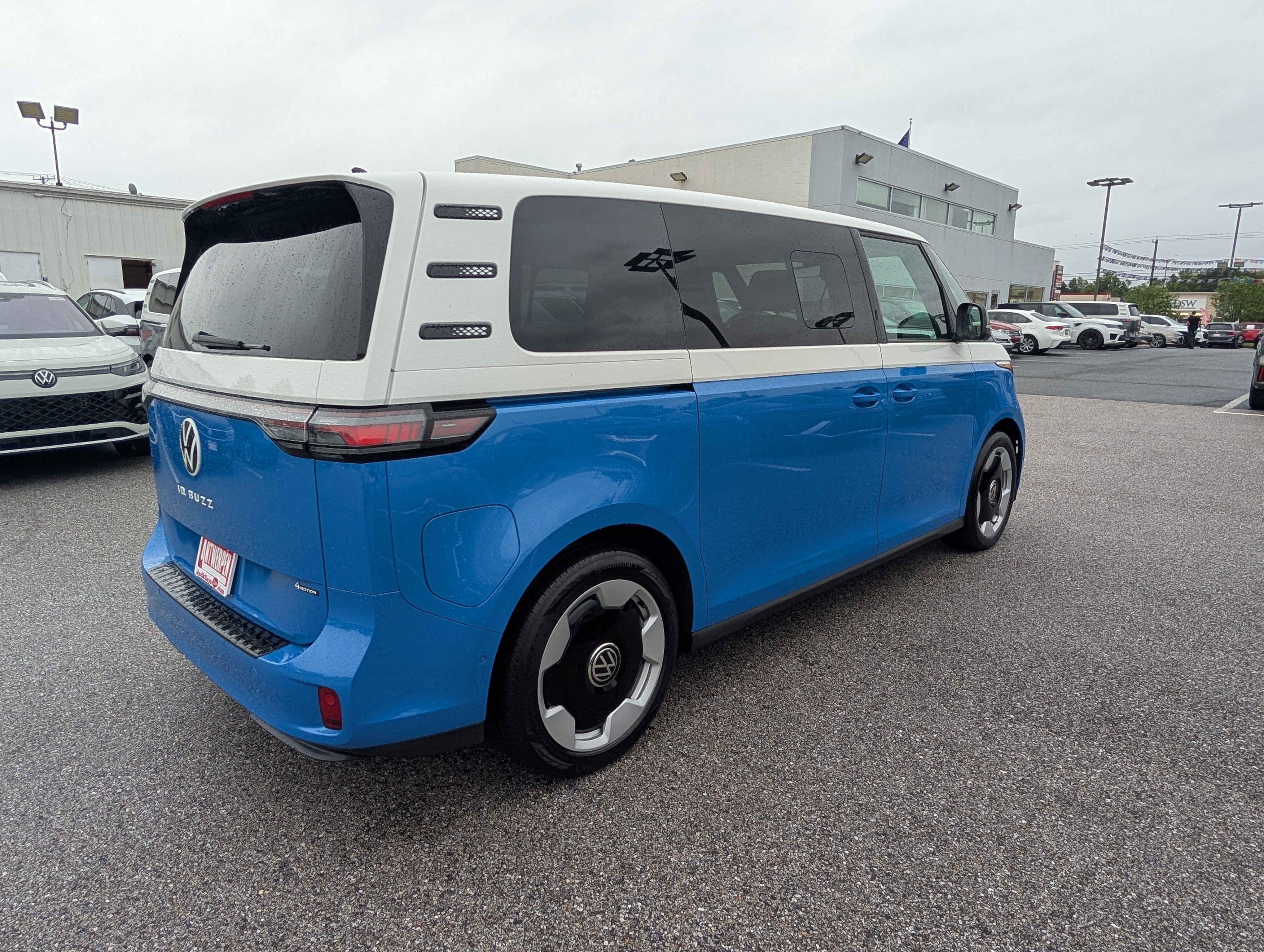 Used 2025 Volkswagen ID. Buzz Pro S Plus AWD/4WD image 3