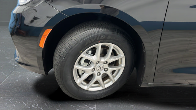 Used 2024 Chrysler Pacifica Touring-L FWD image 35