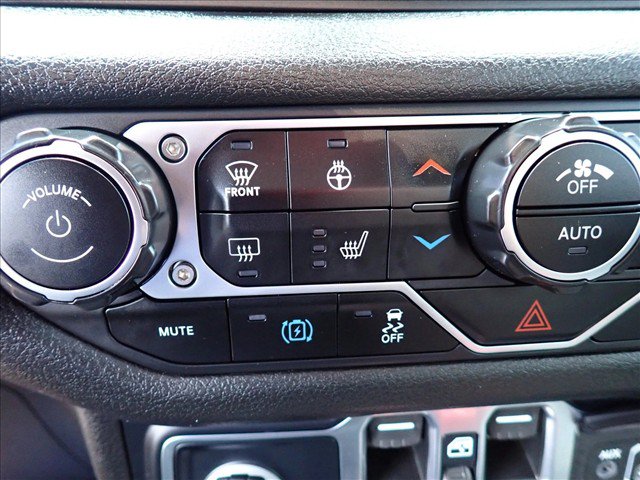 Used 2024 Jeep Wrangler Unlimited w/ Convenience Group AWD/4WD image 19