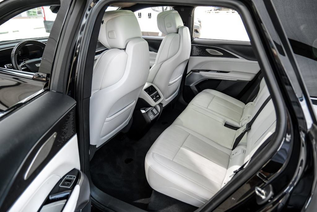 Used 2023 Cadillac Lyriq AWD image 40