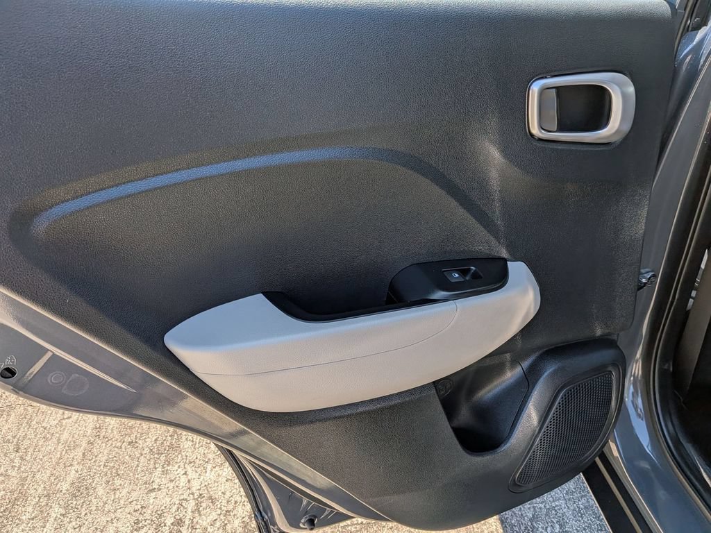Used 2025 Hyundai Venue SEL FWD image 25