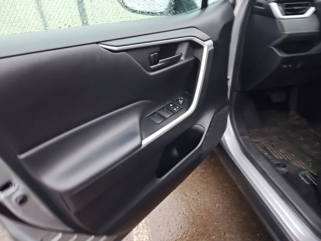 Used 2023 Toyota RAV4 LE AWD/4WD image 5