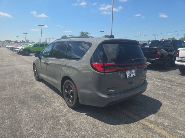 Used 2024 Chrysler Pacifica Premium FWD image 11