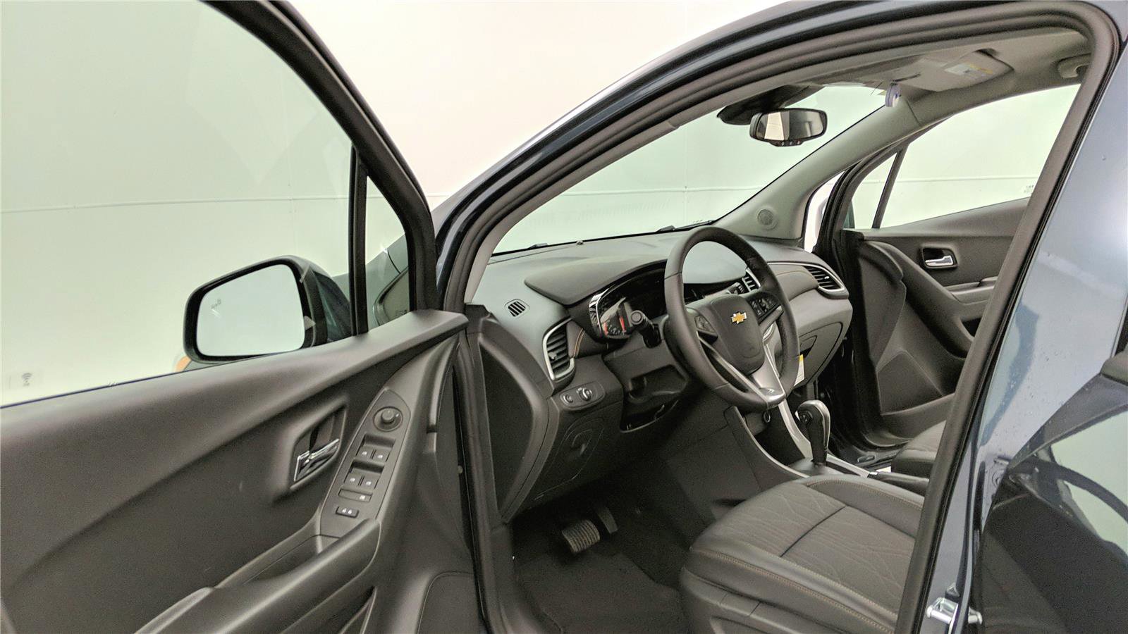 Used 2022 Chevrolet Trax LT w/ Driver Confidence Package AWD/4WD image 11