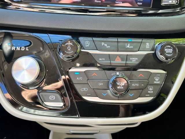Used 2023 Chrysler Pacifica Touring-L FWD image 43