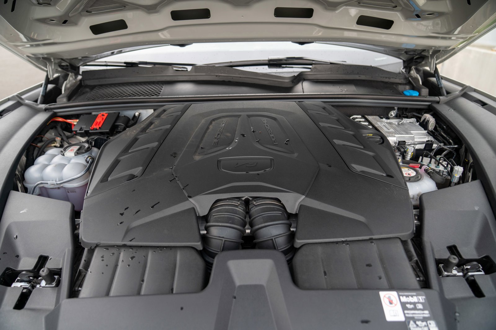 Certified 2025 Porsche Cayenne Turbo AWD/4WD image 28