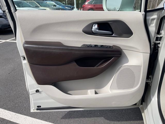 Used 2017 Chrysler Pacifica Touring-L Plus image 17