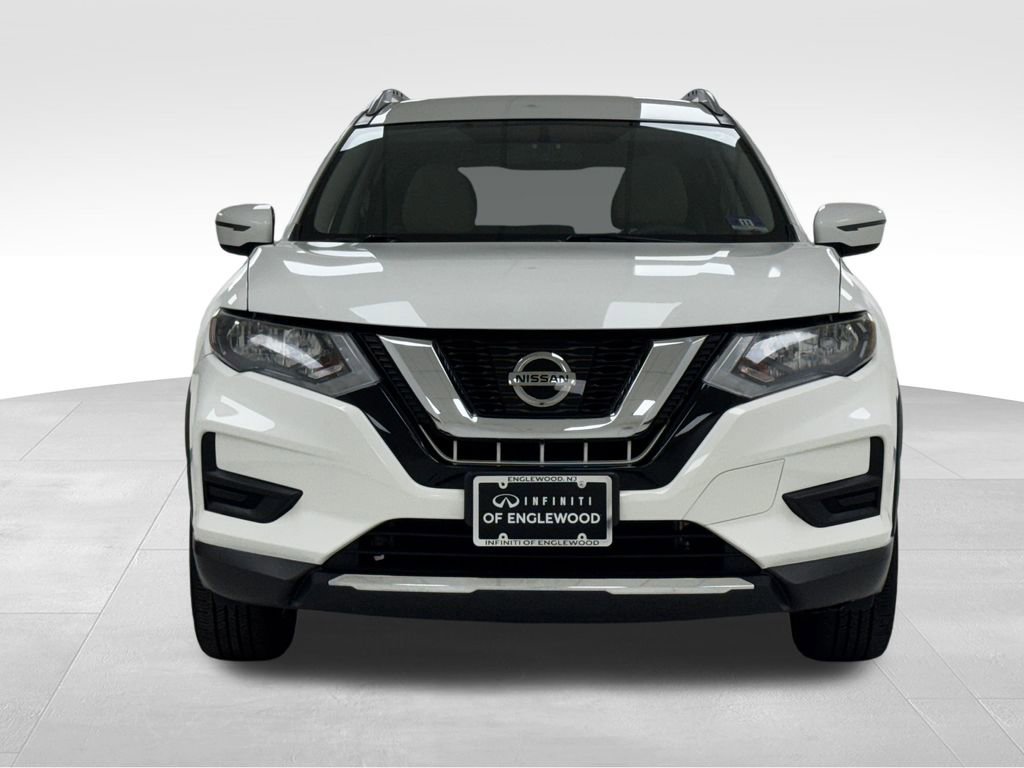 Used 2017 Nissan Rogue SV image 2