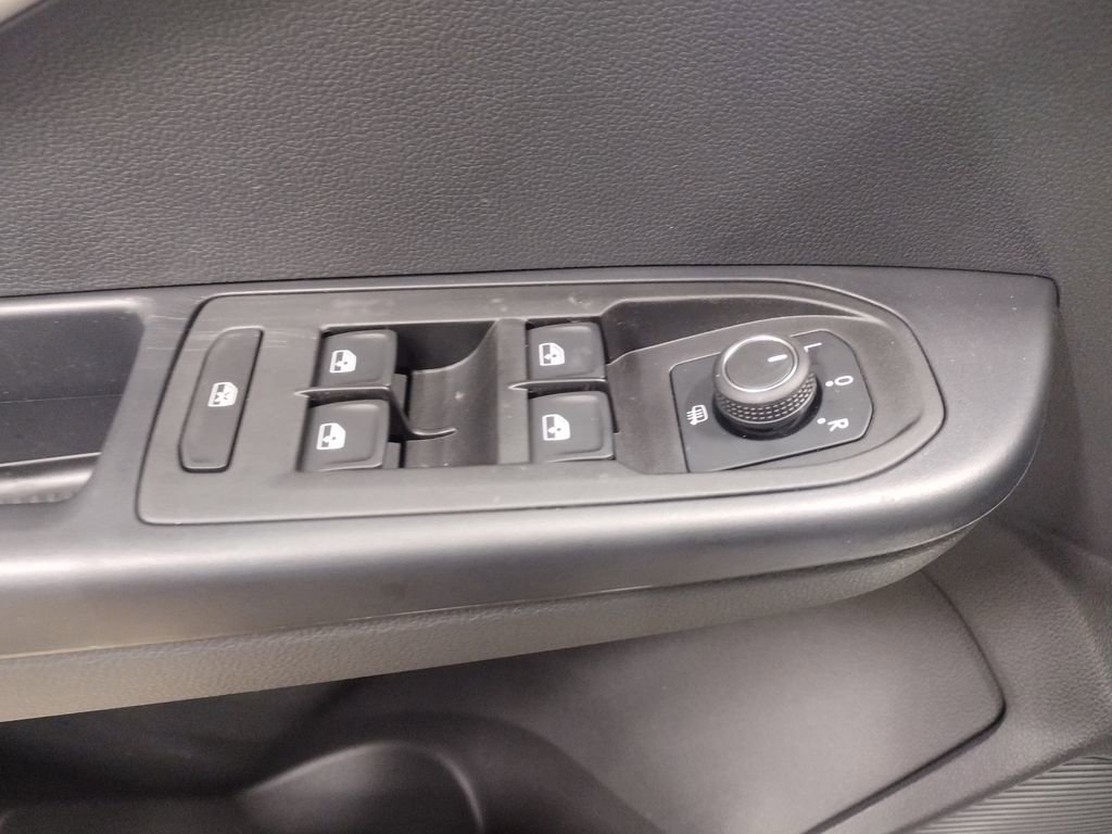 New 2025 Volkswagen Taos SE image 18