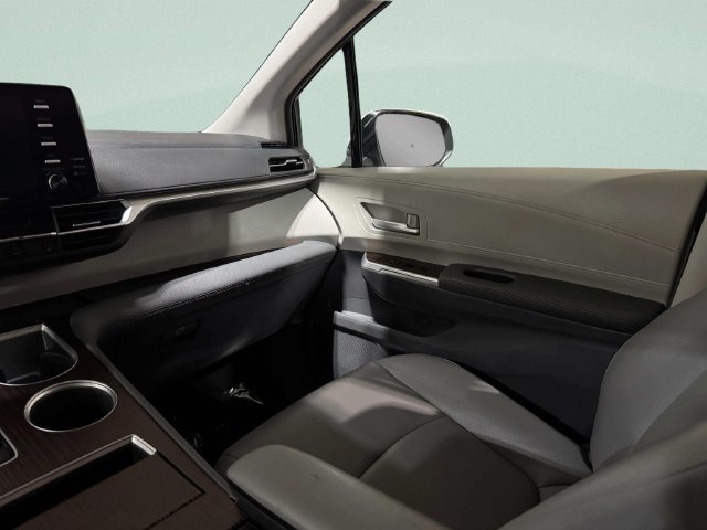 Used 2022 Toyota Sienna XLE FWD image 11
