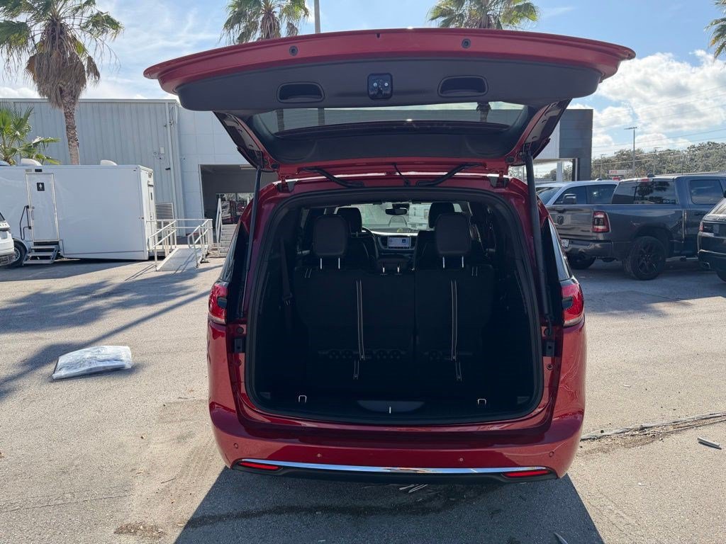 New 2026 Chrysler Pacifica Select FWD image 36