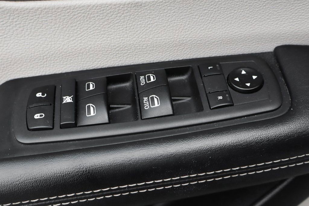 Used 2021 Chrysler Pacifica Touring-L image 15