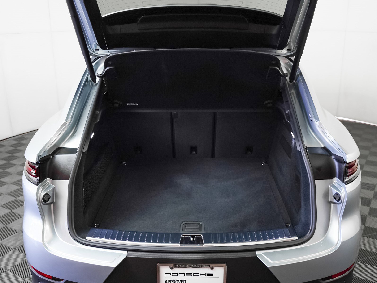 Used 2025 Porsche Cayenne Coupe image 28