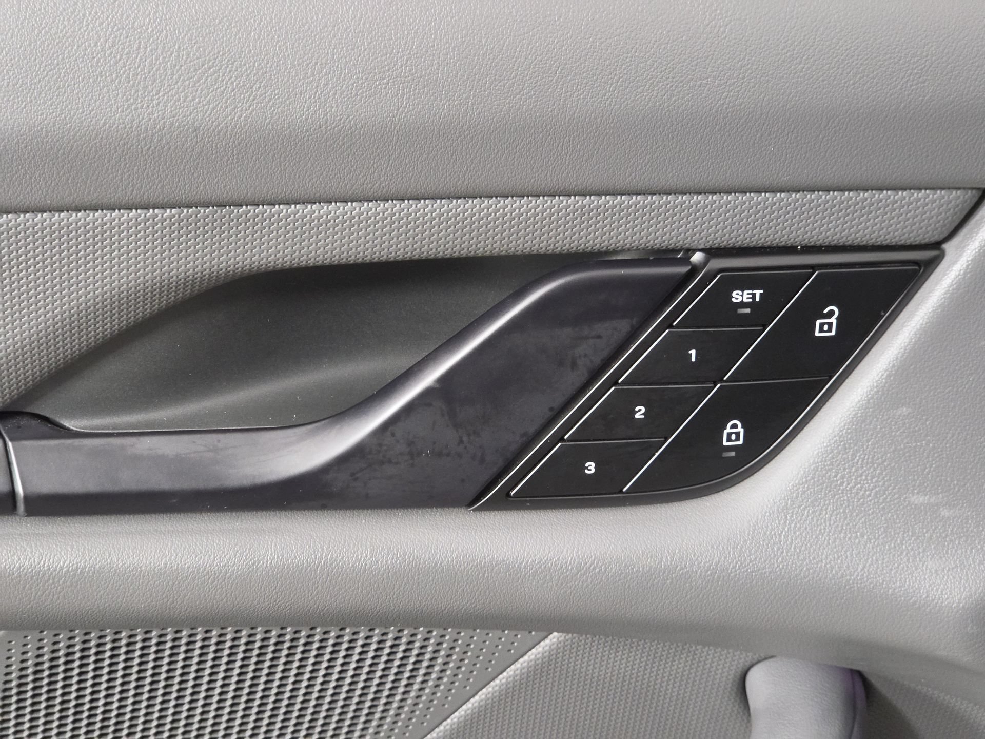 Used 2022 Porsche Taycan RWD image 19