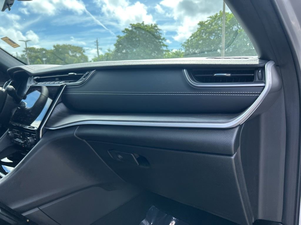 Certified 2025 Jeep Grand Cherokee Limited w/ Black Appearance Package image 26