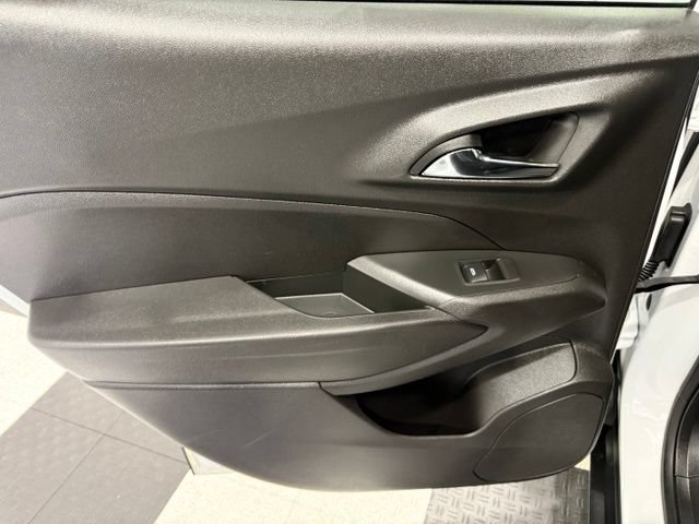 Used 2025 Chevrolet Trax LT FWD image 17
