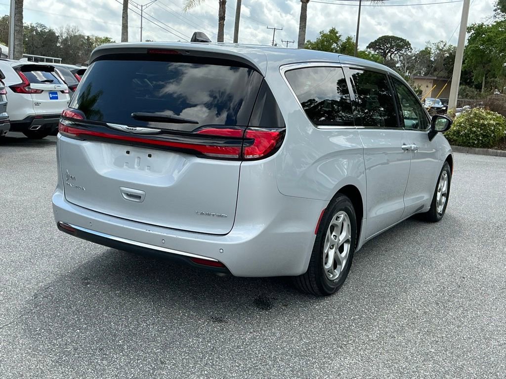 Used 2024 Chrysler Pacifica Limited image 6