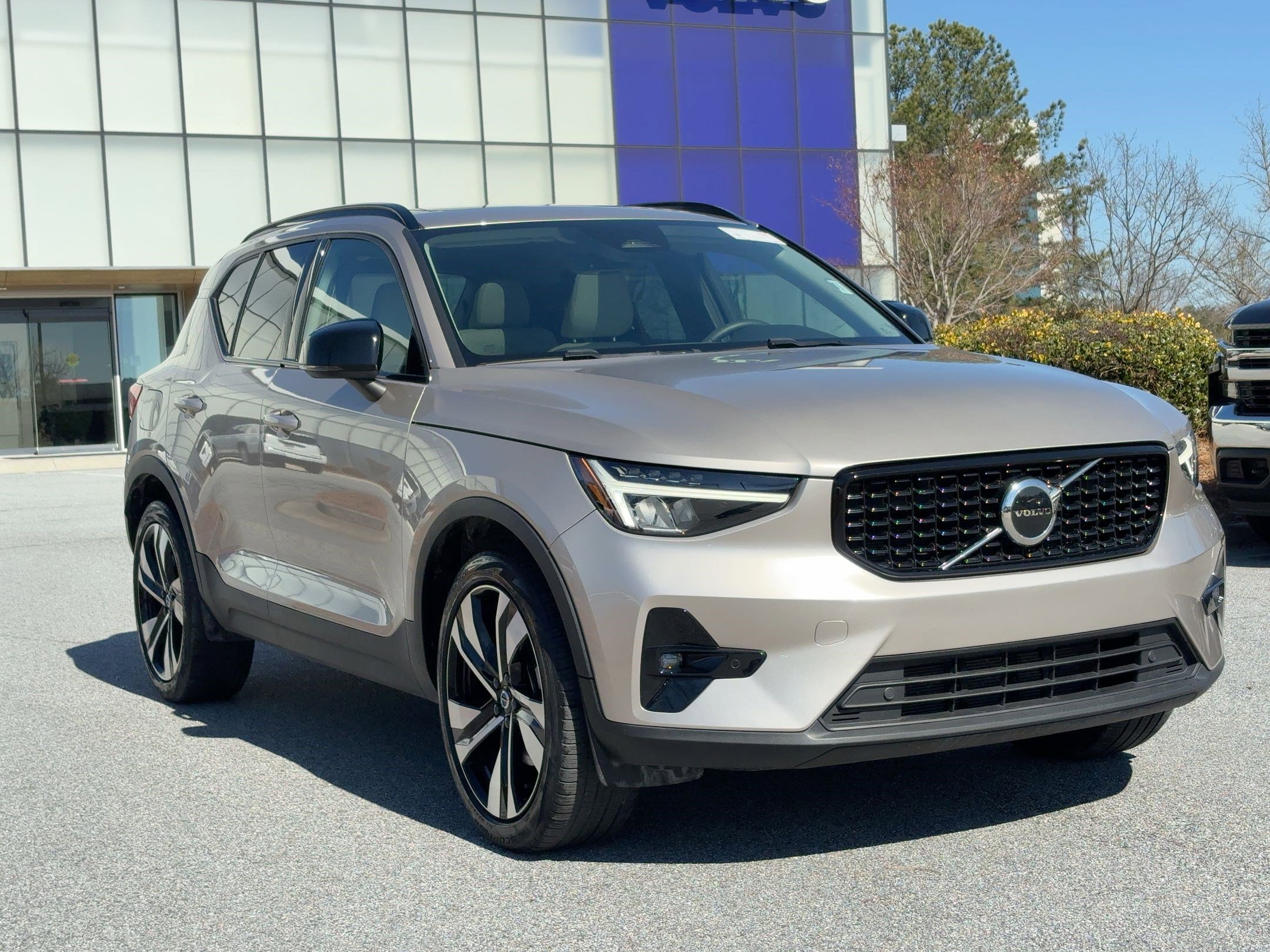 Used 2023 Volvo XC40 B5 Plus w/ Climate Package image 7