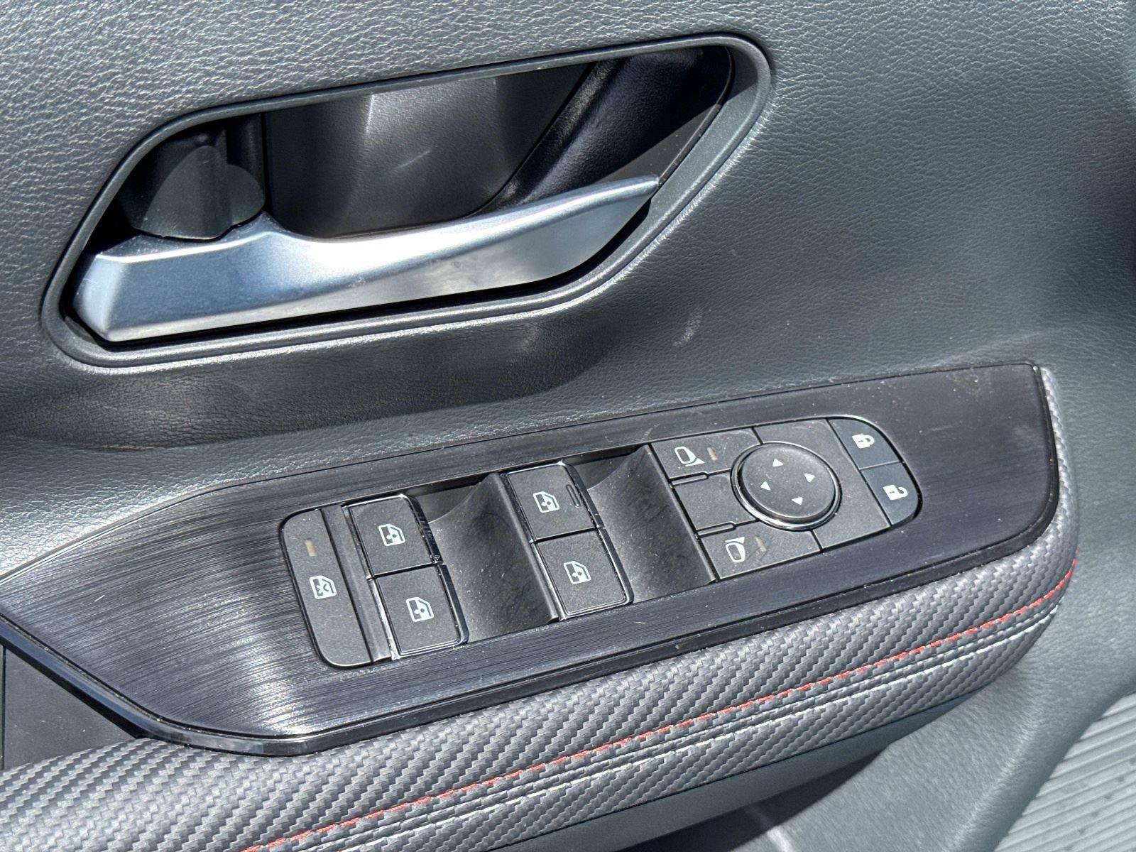 Used 2025 Nissan Kicks SR AWD/4WD image 18