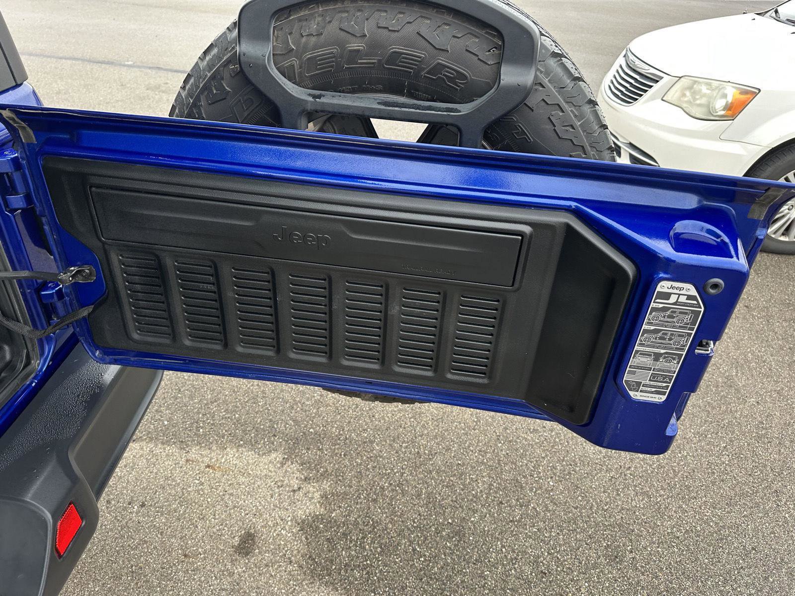 Used 2018 Jeep Wrangler Unlimited Sahara w/ Cold Weather Group image 9