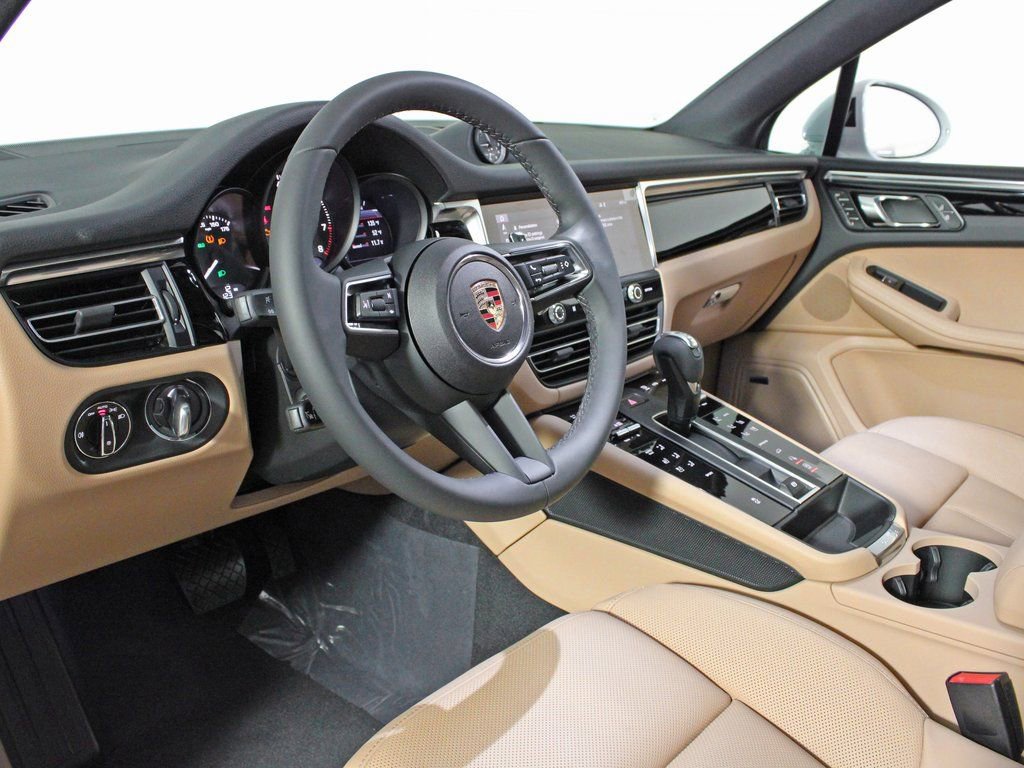 Certified 2025 Porsche Macan image 4