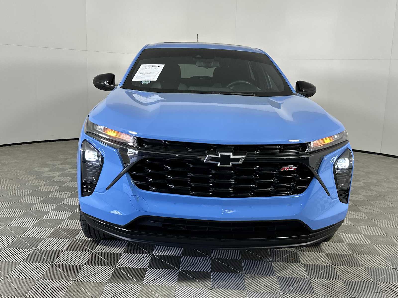 Used 2024 Chevrolet Trax RS w/ Sunroof Package FWD image 2