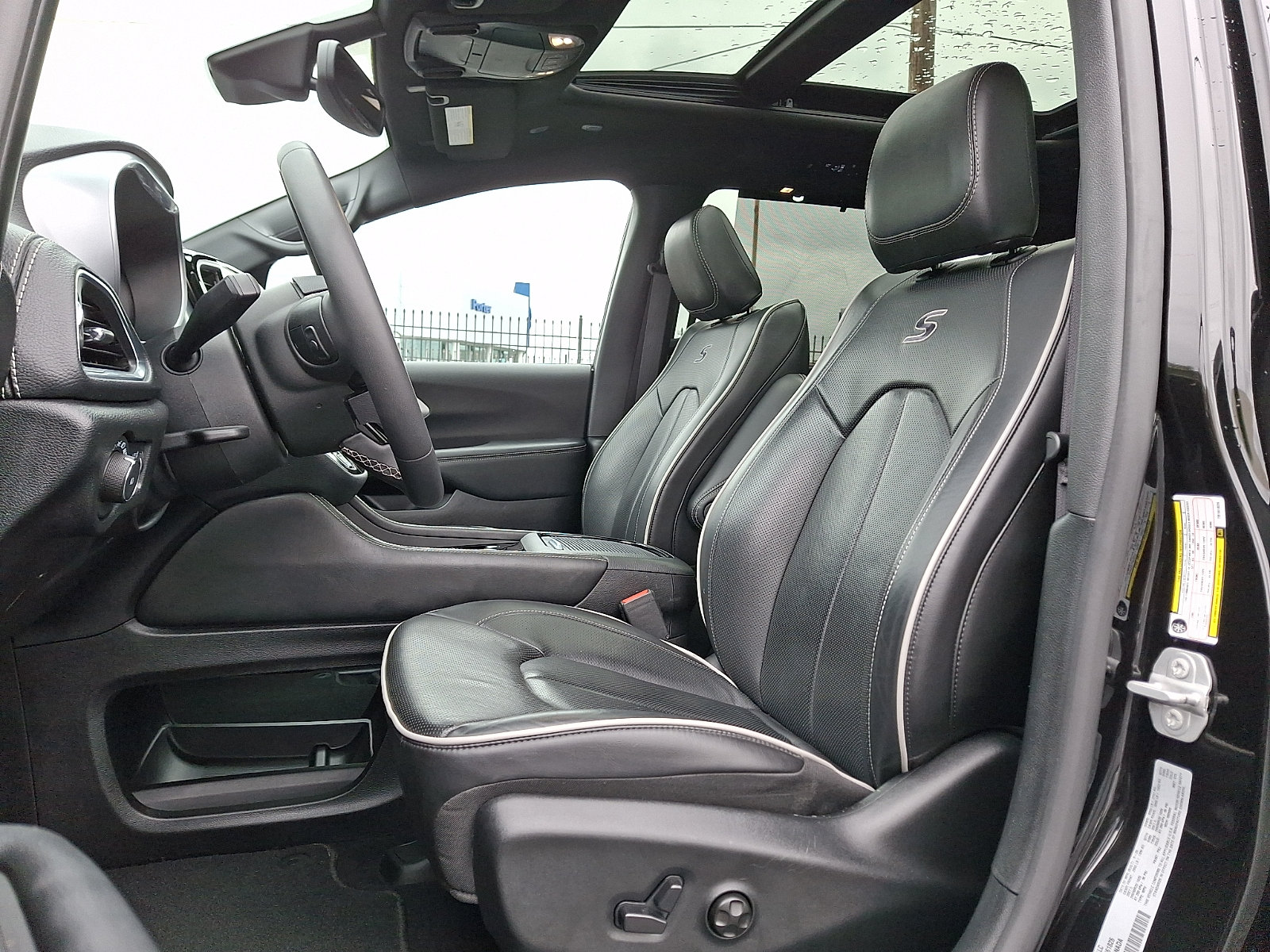 Used 2026 Chrysler Pacifica Limited w/ S Appearance Package FWD image 16