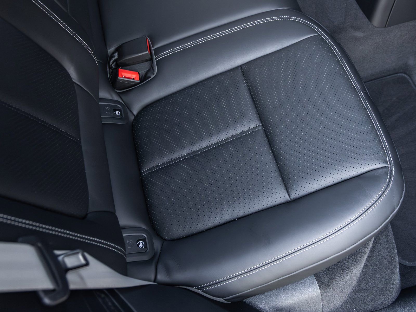 New 2026 Porsche Macan Turbo image 41