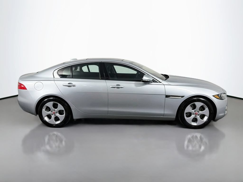 Used 2018 Jaguar XE RWD image 4