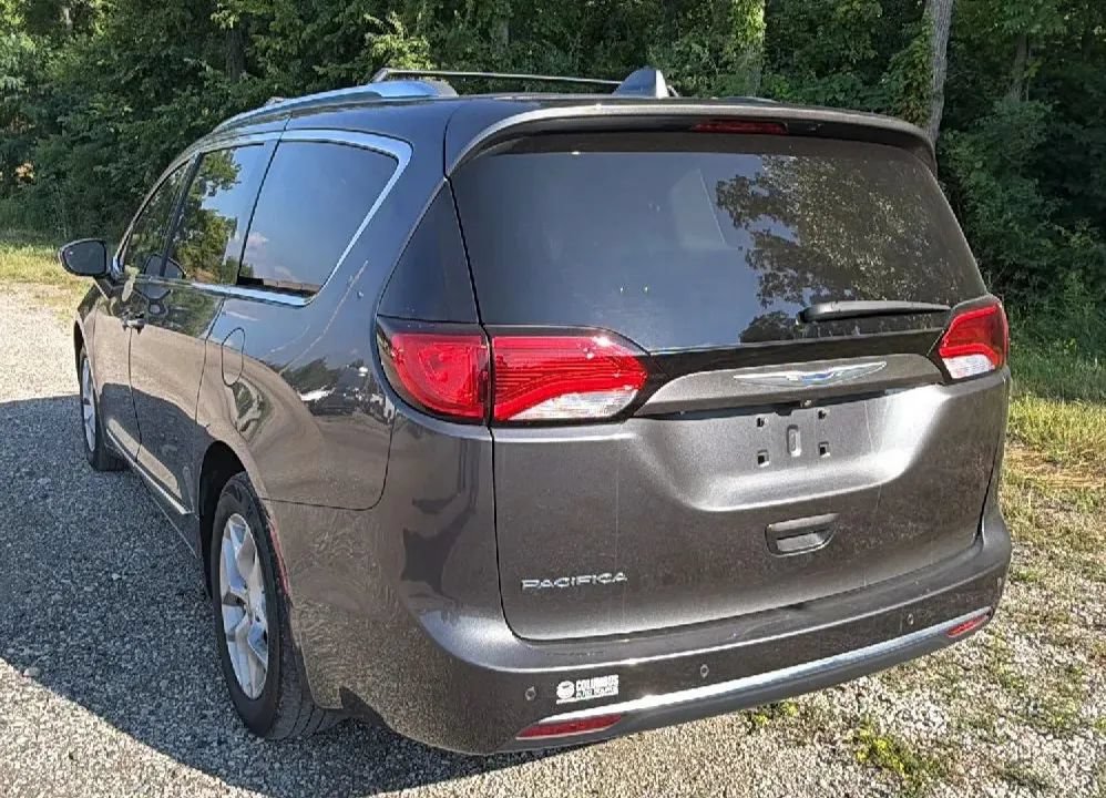 Used 2018 Chrysler Pacifica Touring-L w/ Tire & Wheel Group FWD image 8