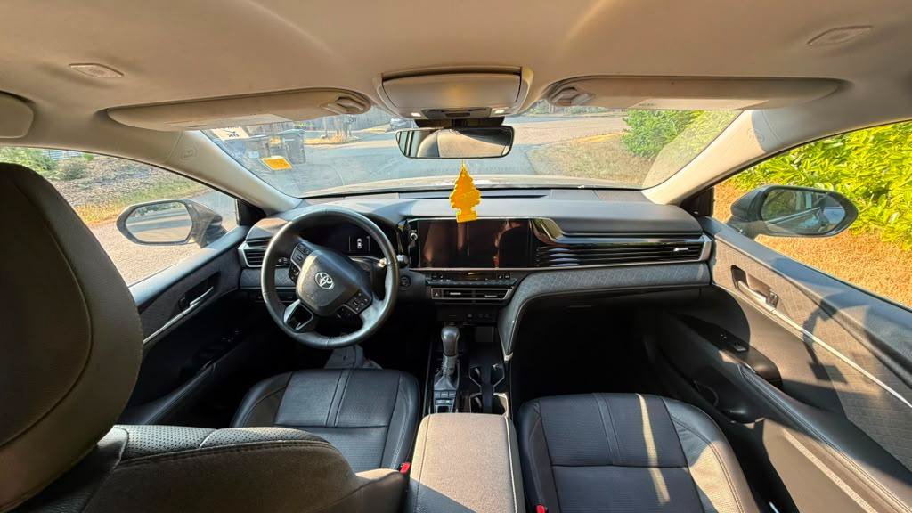 Used 2025 Toyota Camry XLE FWD image 13