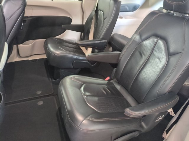 Used 2017 Chrysler Pacifica Touring-L Plus FWD image 26
