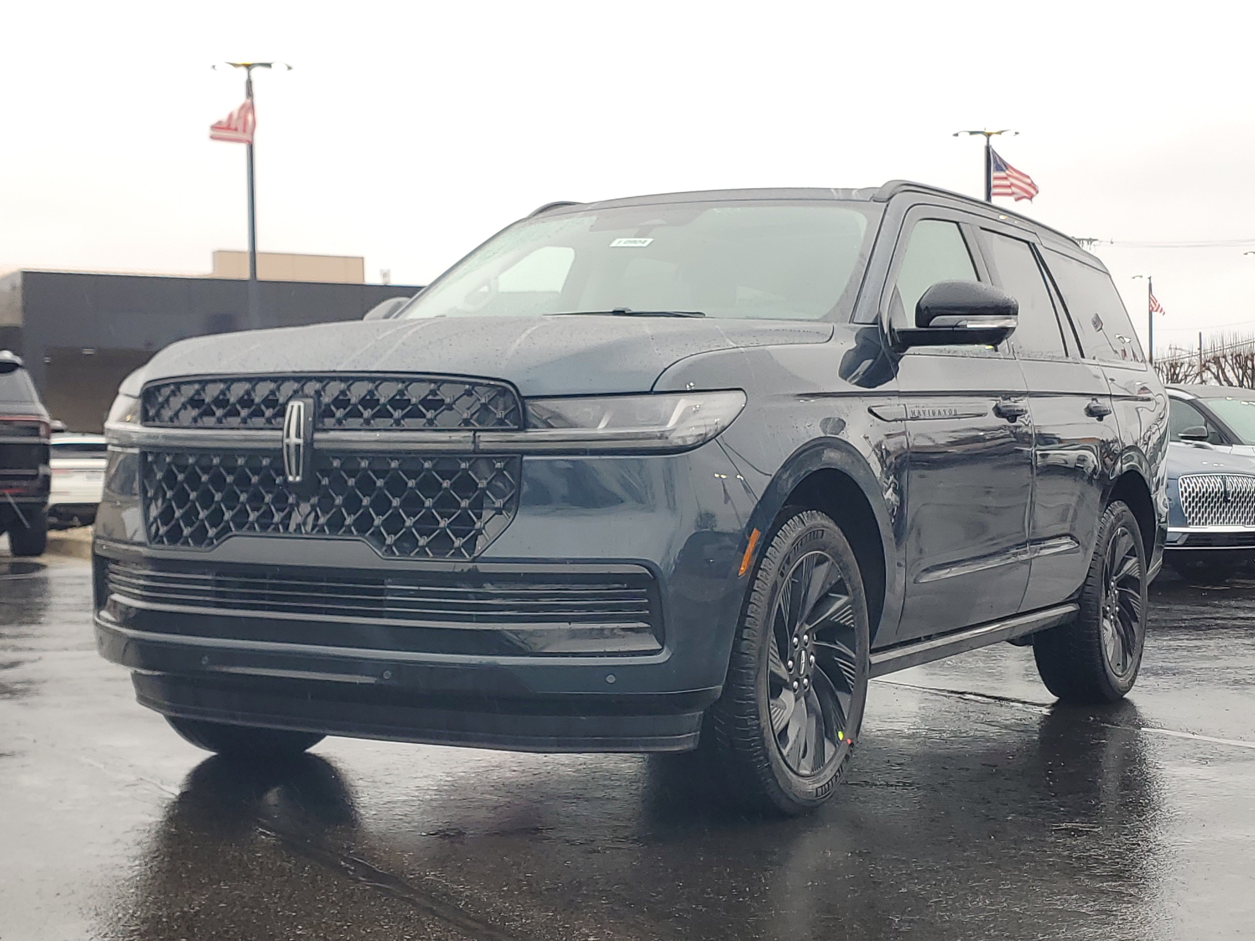 New 2026 Lincoln Navigator Reserve w/ Jet Appearance Package AWD/4WD image 2