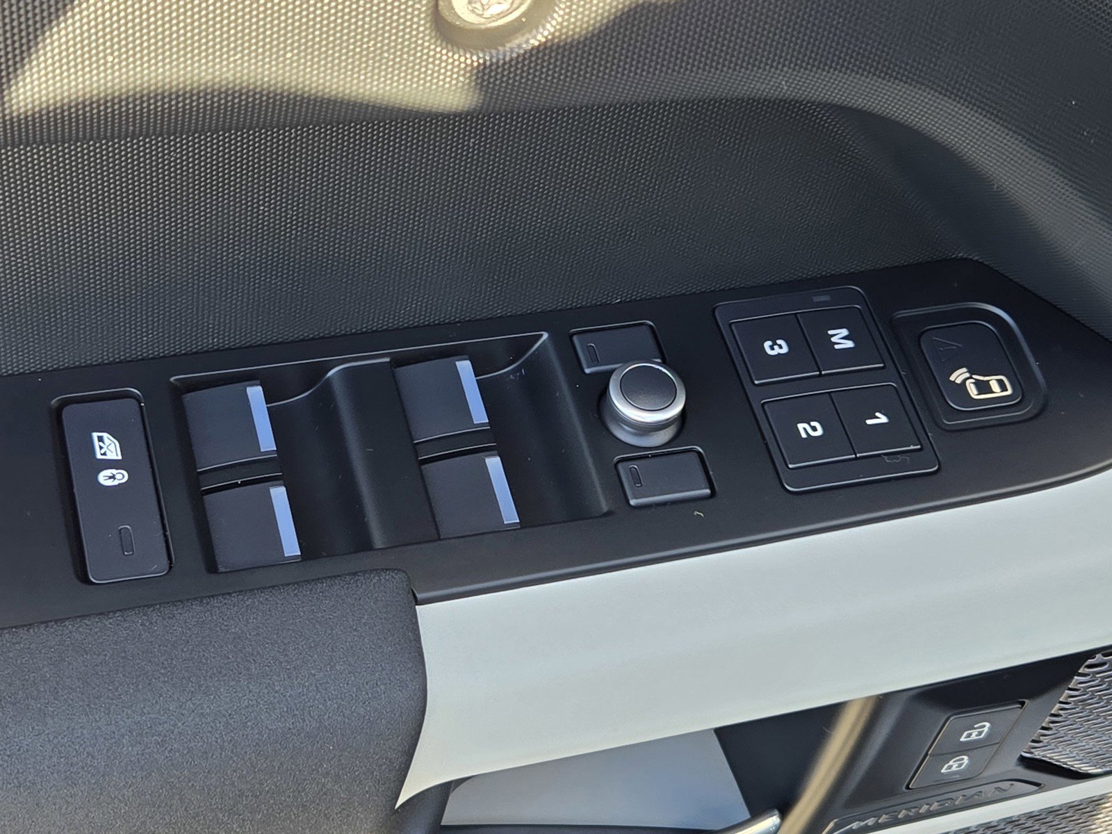 Used 2020 Land Rover Defender 110 SE image 13