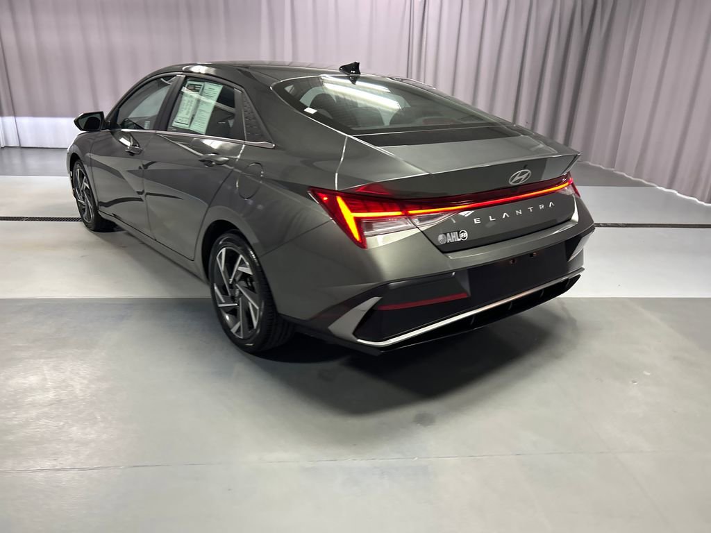 Used 2025 Hyundai Elantra SEL image 5