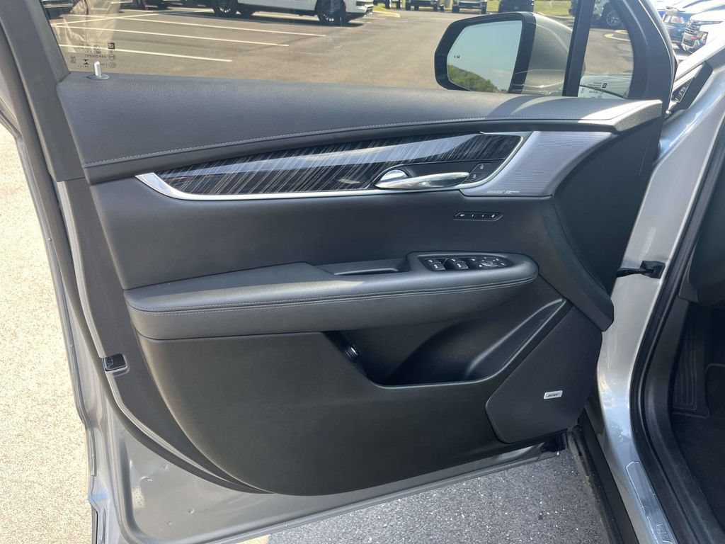 Used 2025 Cadillac XT6 Premium Luxury FWD image 15