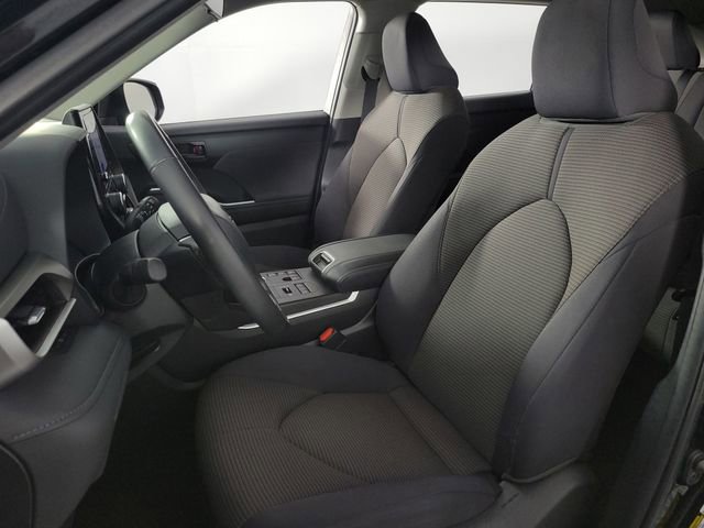 Used 2024 Toyota Highlander LE AWD/4WD image 14