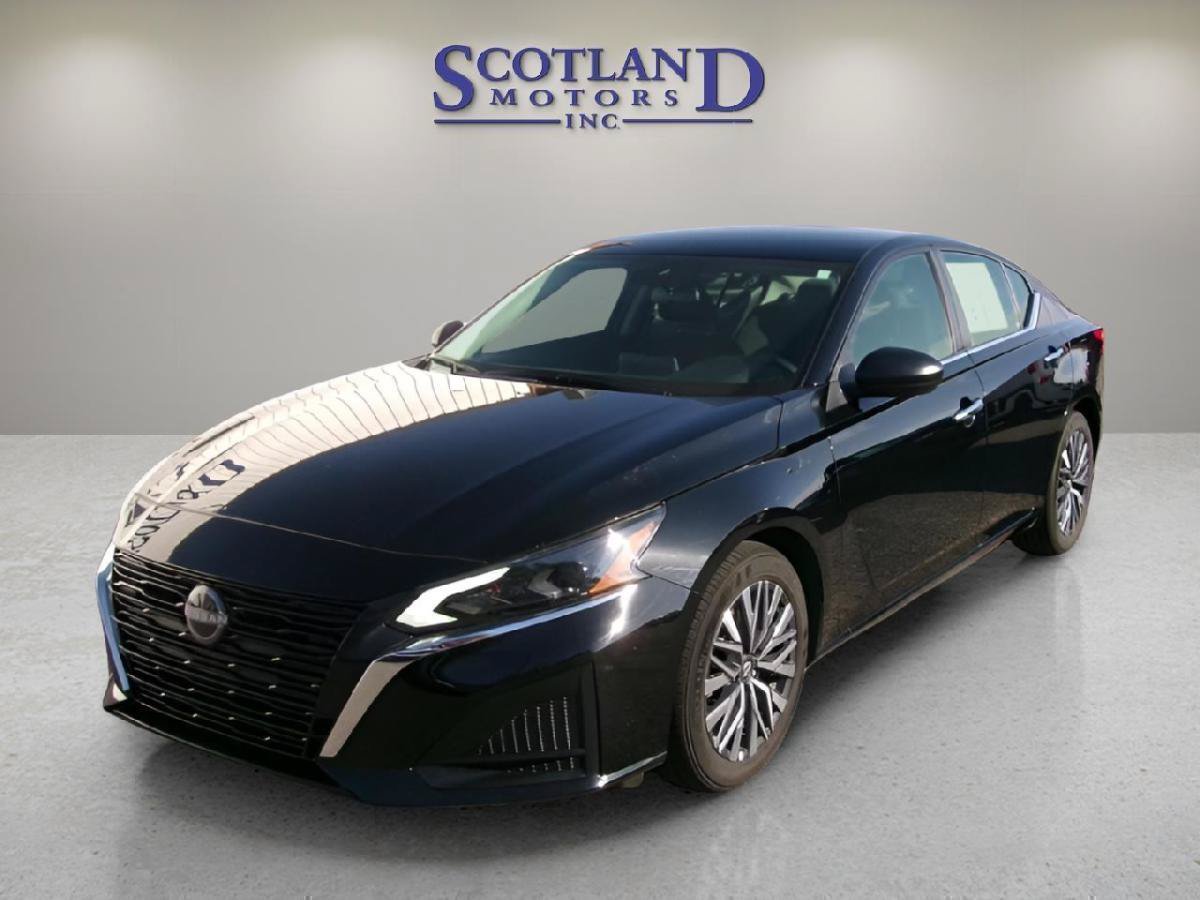 Used 2025 Nissan Altima 2.5 SV FWD image 2