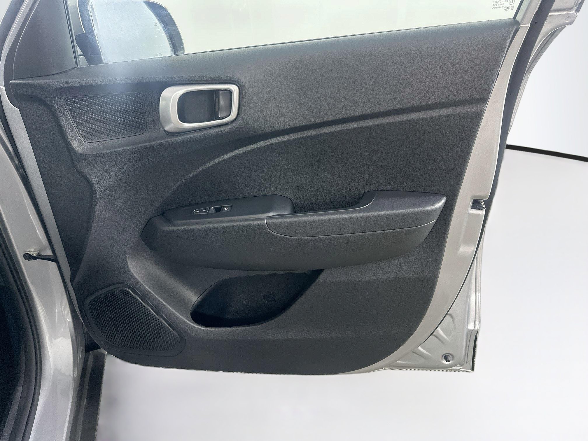 Used 2025 Hyundai Venue SEL FWD image 31
