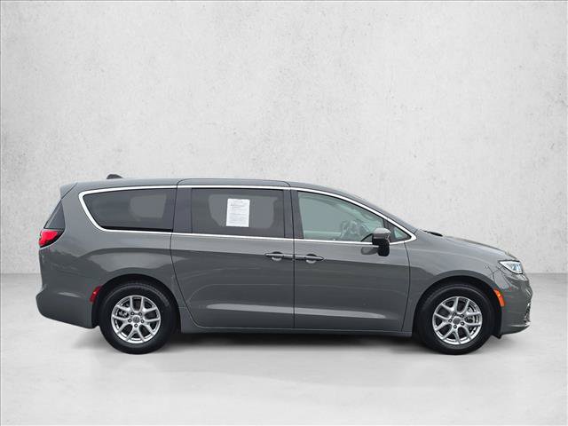 Used 2023 Chrysler Pacifica Touring-L FWD image 4