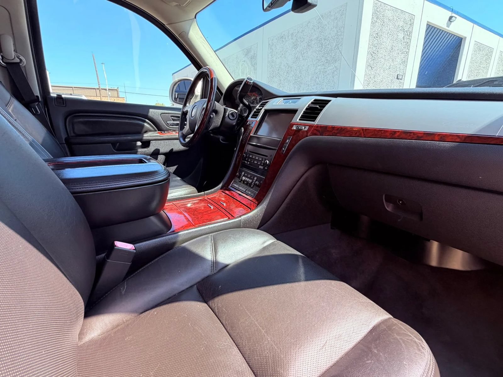 Used 2013 Cadillac Escalade Luxury RWD image 24