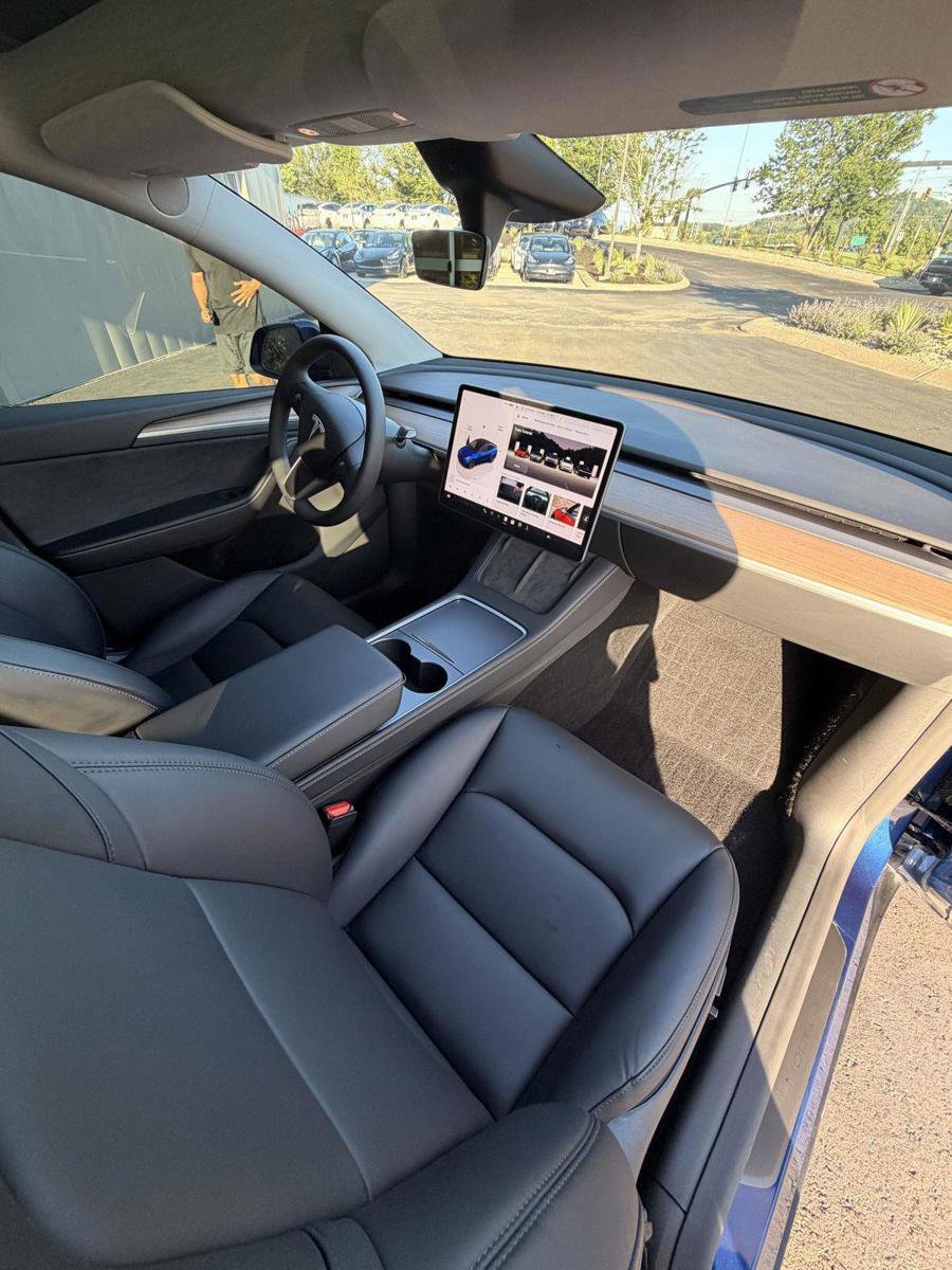 Used 2024 Tesla Model Y Long Range AWD/4WD image 21