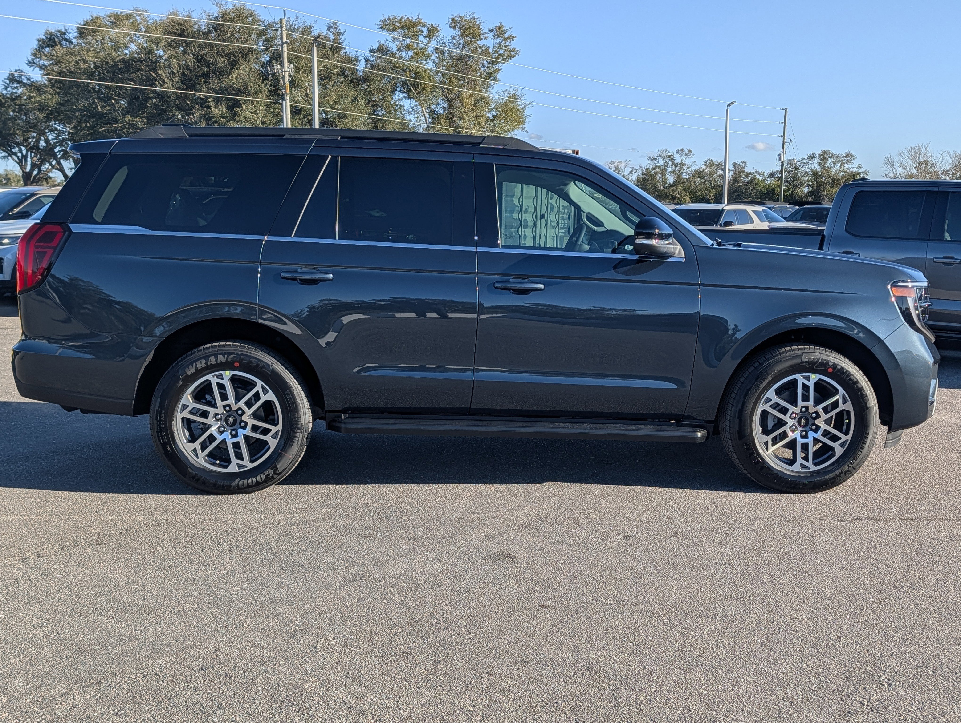 New 2026 Ford Expedition Active RWD video 3