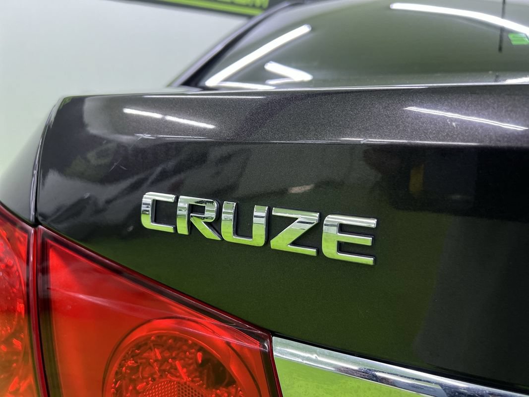 Used 2016 Chevrolet Cruze LT w/ Technology Package FWD image 12