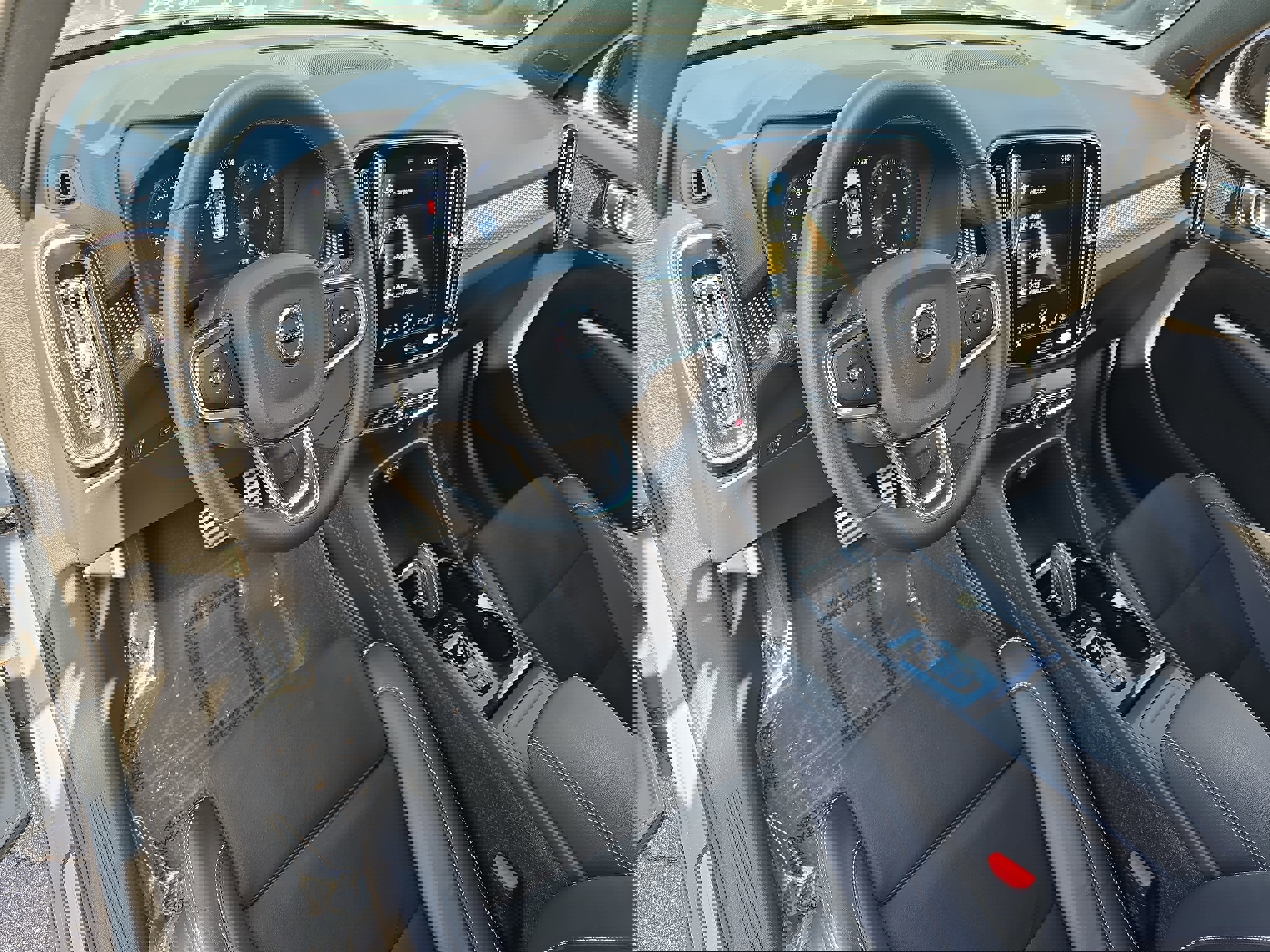 Used 2022 Volvo XC40 T5 R-Design w/ Advanced Package image 16