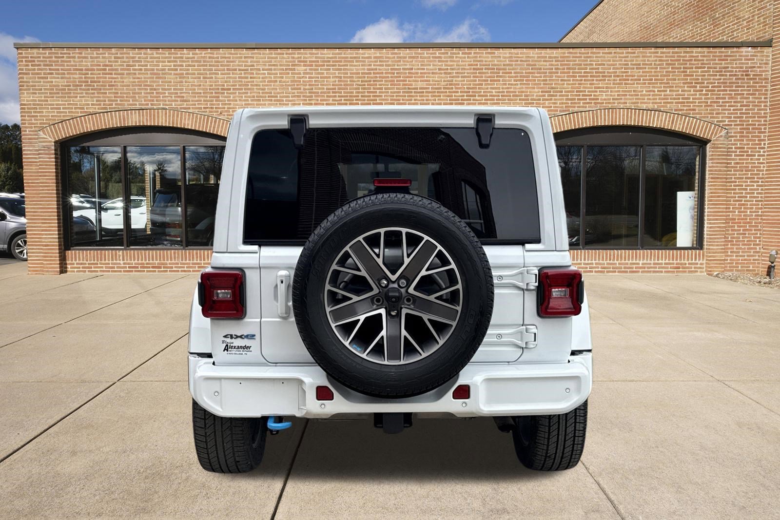 Used 2023 Jeep Wrangler Unlimited Sahara AWD/4WD image 4