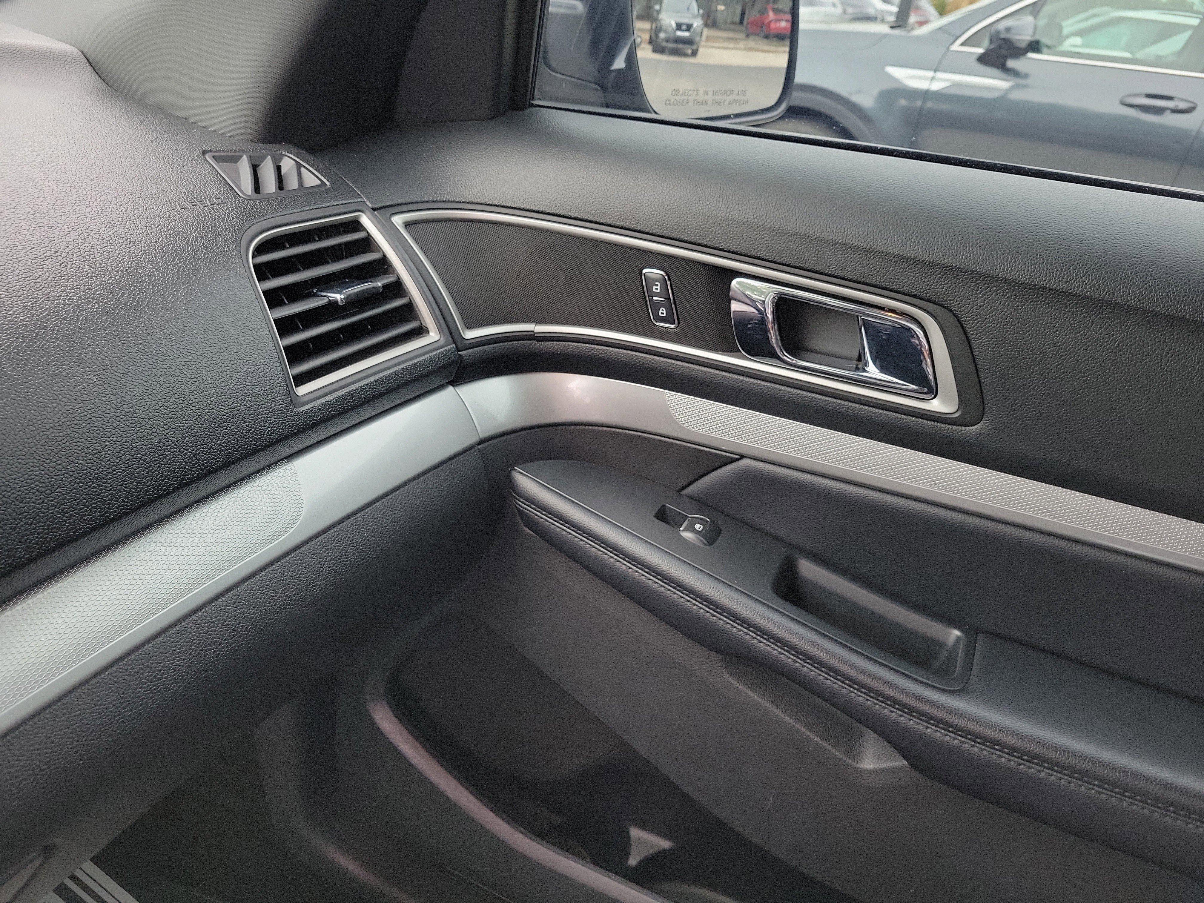 Used 2017 Ford Explorer XLT w/ Equipment Group 202A FWD image 29